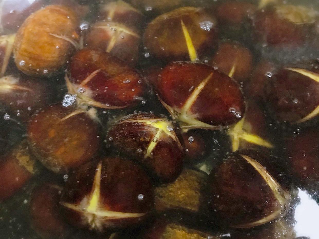 板栗去壳怎么才能快速剥皮,板栗怎么快速剥皮不需要任何工具