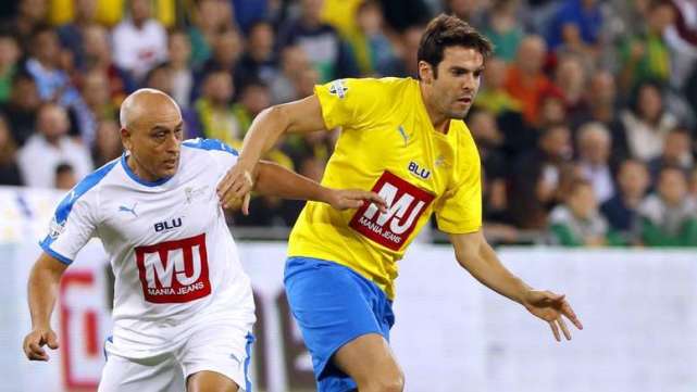 因长得帅染黄？美女主裁向37岁卡卡掏牌后求合影！对手看呆+羡慕