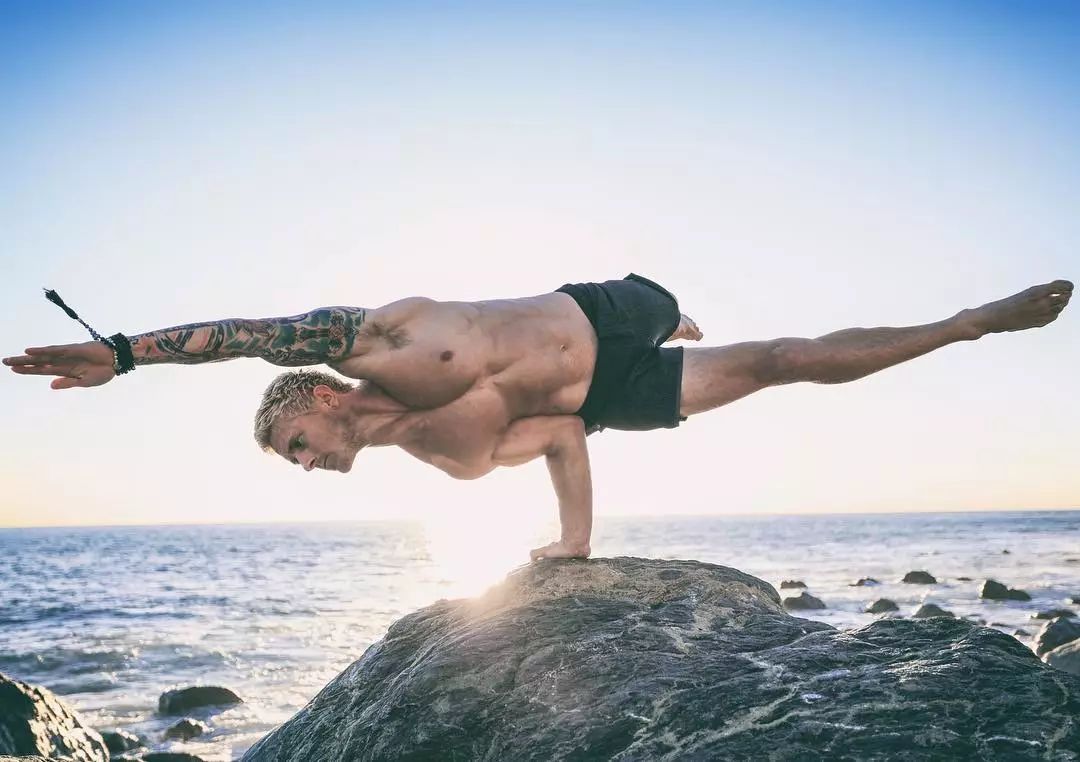 男人瑜伽基础练习,男65岁练瑜伽的基本动作