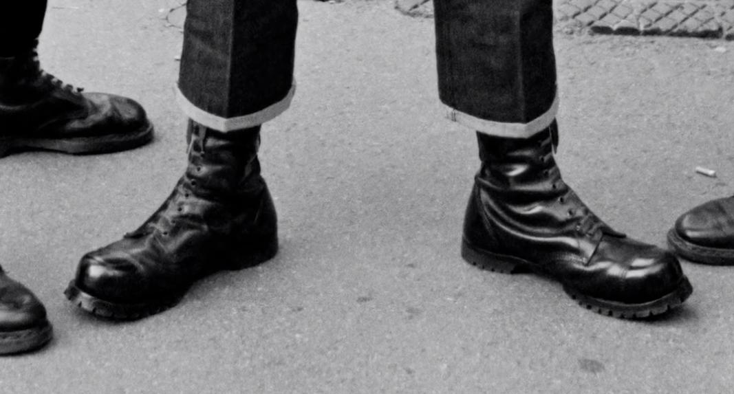 有关马丁靴的穿搭,经典白色马丁靴穿搭