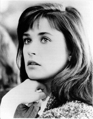 美艳女星出书爆料：15岁遭性侵、42岁流产，还被迫三人行？