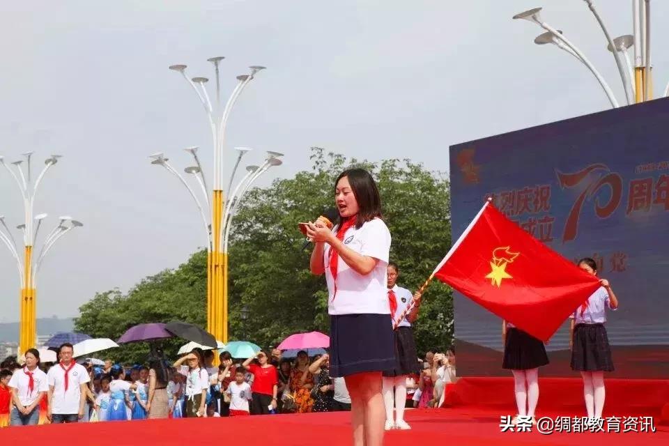 四川南充：高坪七小举行新生入队仪式暨大美南充主题长卷绘画活动