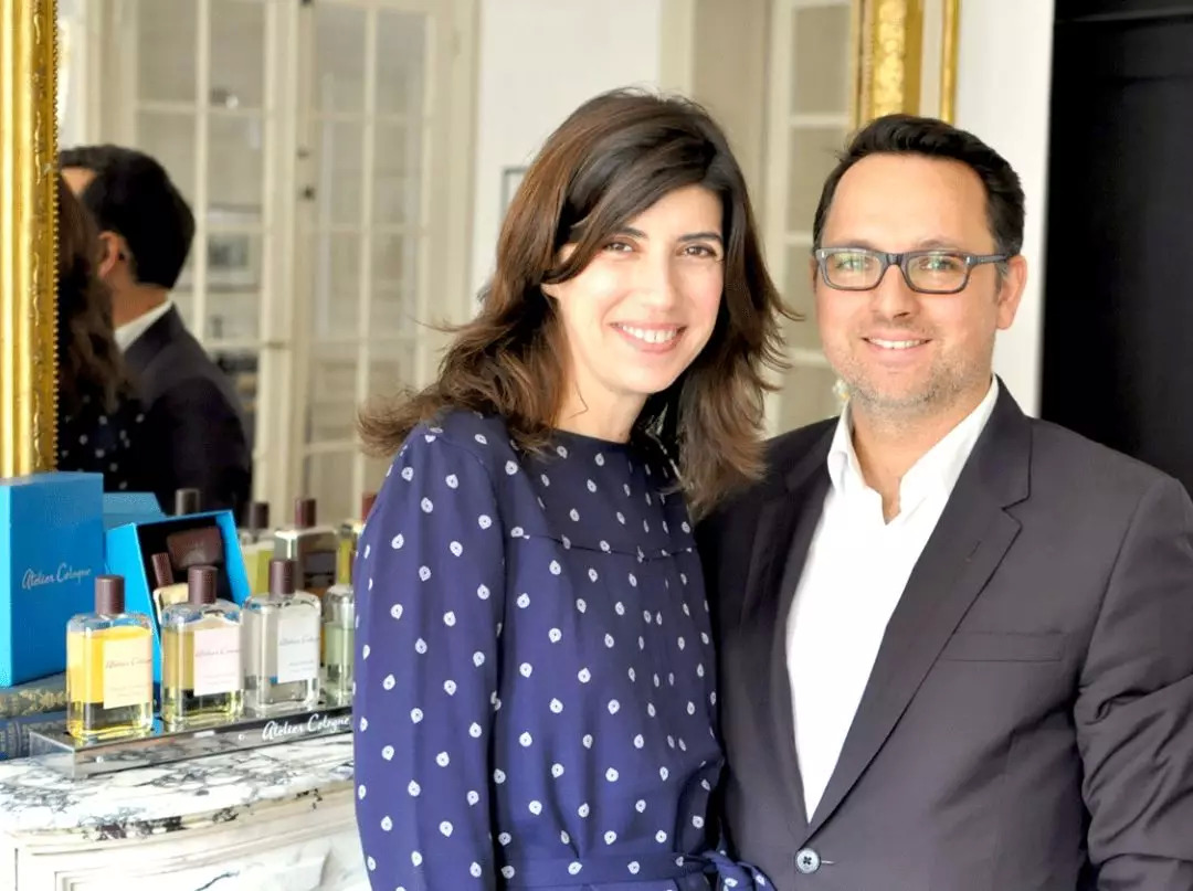 rihanna只靠副业微商赚6个亿,rihanna副业赚多少钱