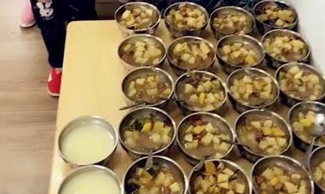 妈妈突袭幼儿园拍下幼儿园午餐,妈妈突然突袭幼儿园