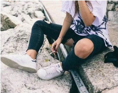 小白鞋adidas三叶草,小白鞋怎么搭配黑色牛仔裤