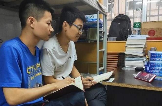 孩子初中住校好还是走读好,初中生选择住校还是走读