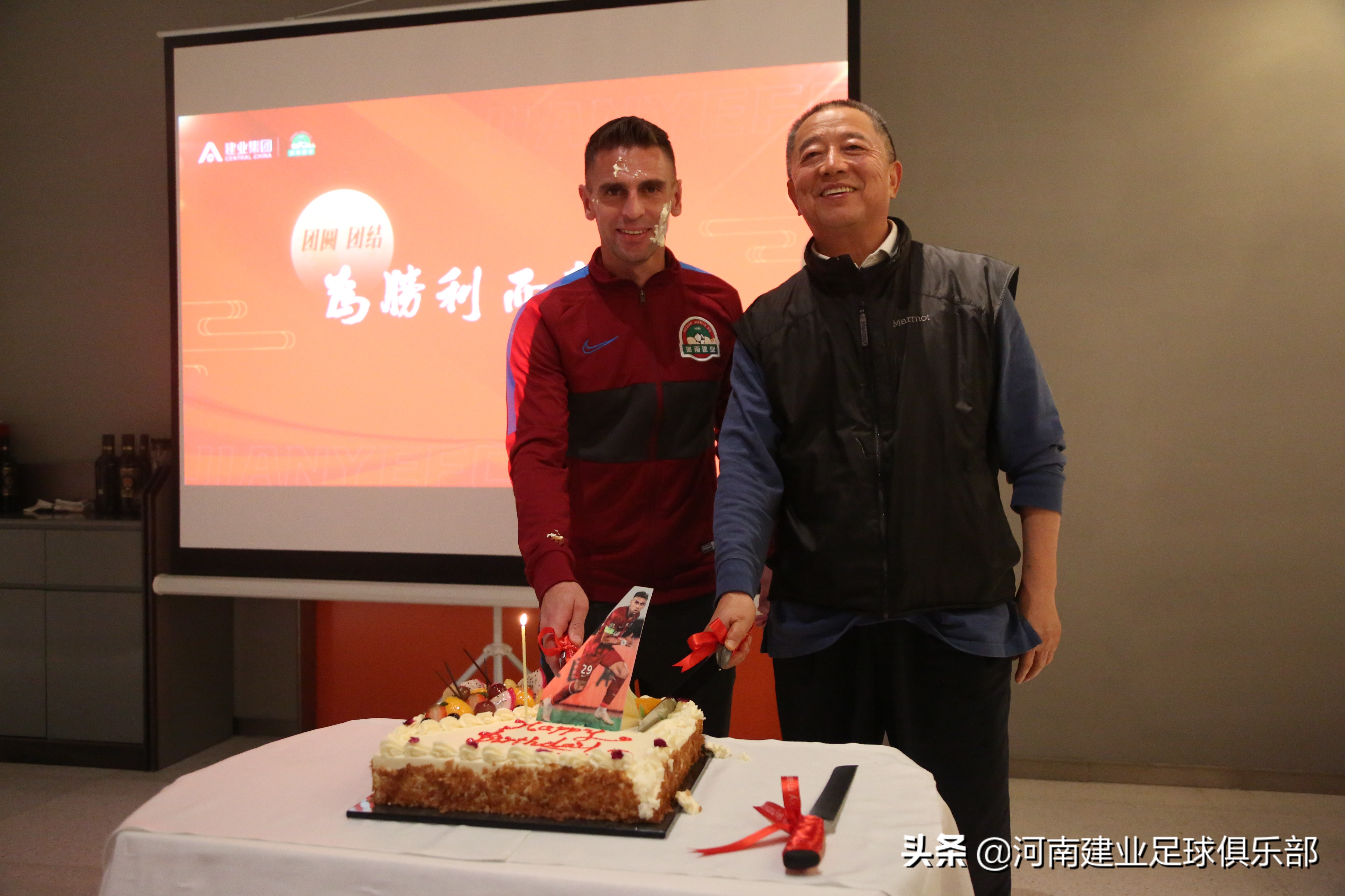 团聚团结为胜利而超越