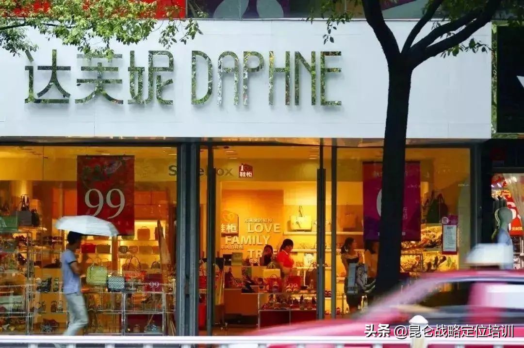 直播女鞋新款2023爆款达芙妮,今年最爆的一款女鞋达芙妮