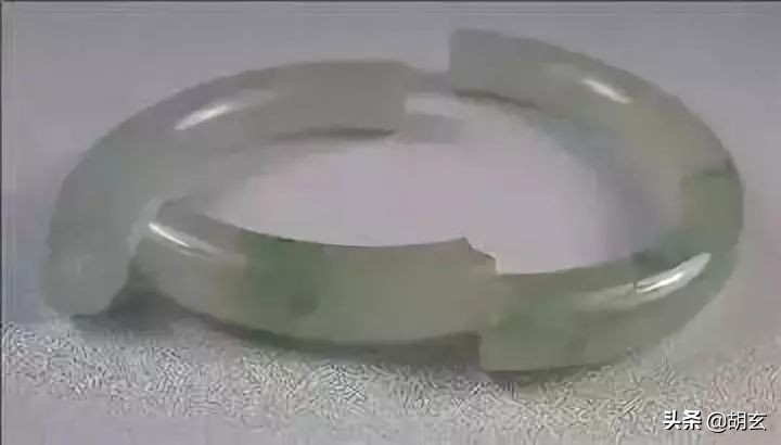 翡翠手镯摔断了的预兆,翡翠手镯摔断了该怎么办