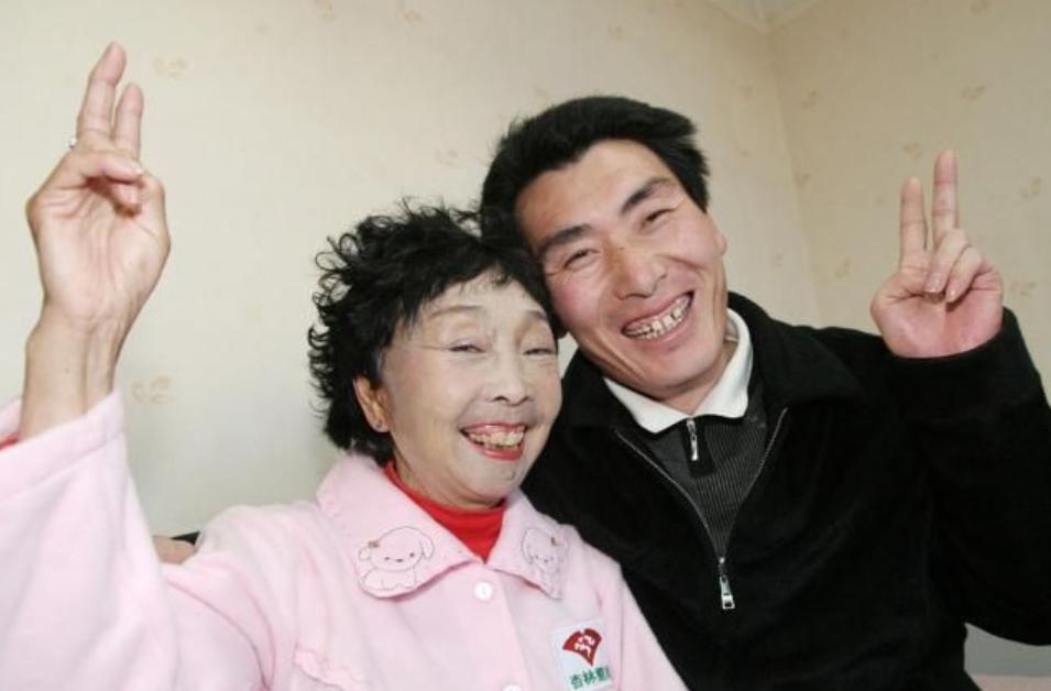 90后娶60岁老太太真实事件,25岁小伙不顾反对娶60岁大妈