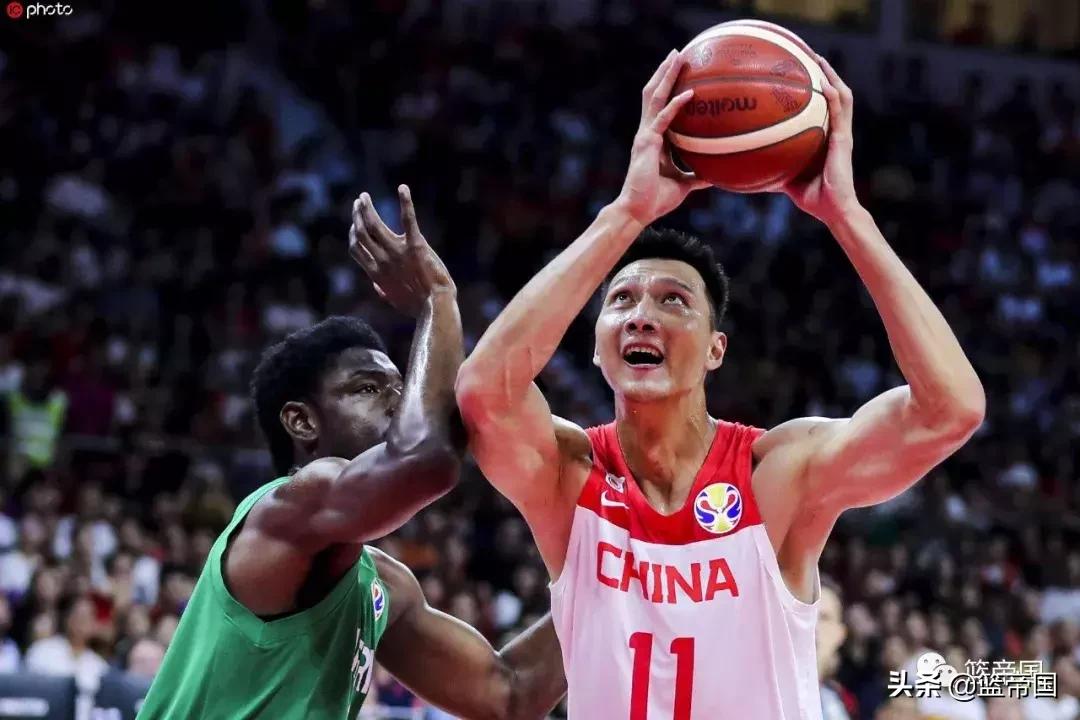 现在骂中国篮球的人，不是蠢就是坏