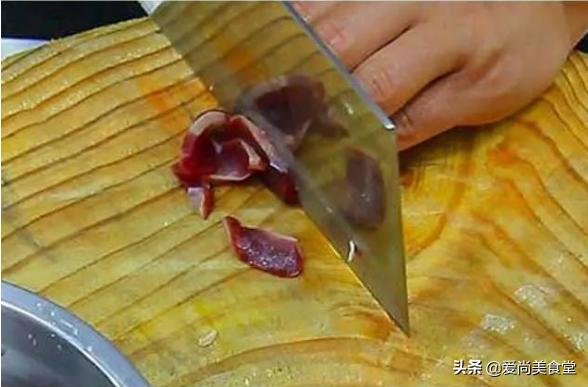 泡椒鸡胗的做法最正宗的做法,泡椒鸡胗的泡椒水要不要放进去炒