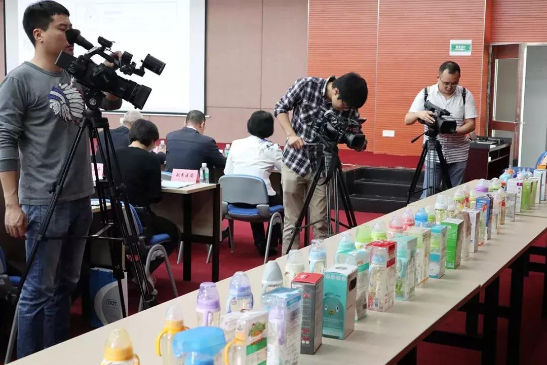 国内外奶瓶奶嘴大比对：宝宝好才是真的好！