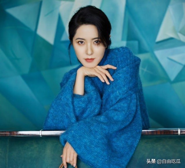 43岁曾黎皮肤白皙对镜甜笑,43岁曾黎发型图片