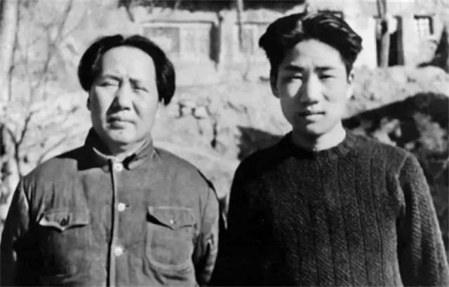 2018年，刘思齐儿子，女儿纪念主席诞辰125周年，表情严肃凝重