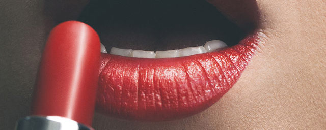 天冷了，嘴唇裂口一舔就疼，光擦润唇膏不行，这3招帮了大忙！