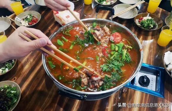 羊肉、饺子、……一个锅里“争雄”凯里杨结巴，果然有一手