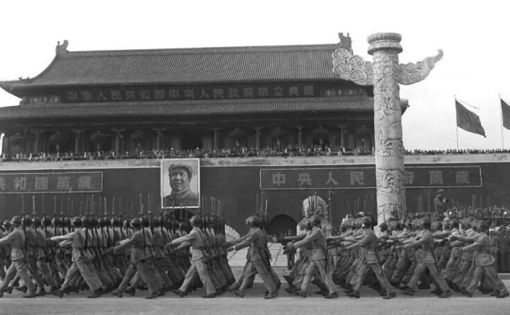 车牌号小细节泪目，穿越70年，来看开国大典背后的故事