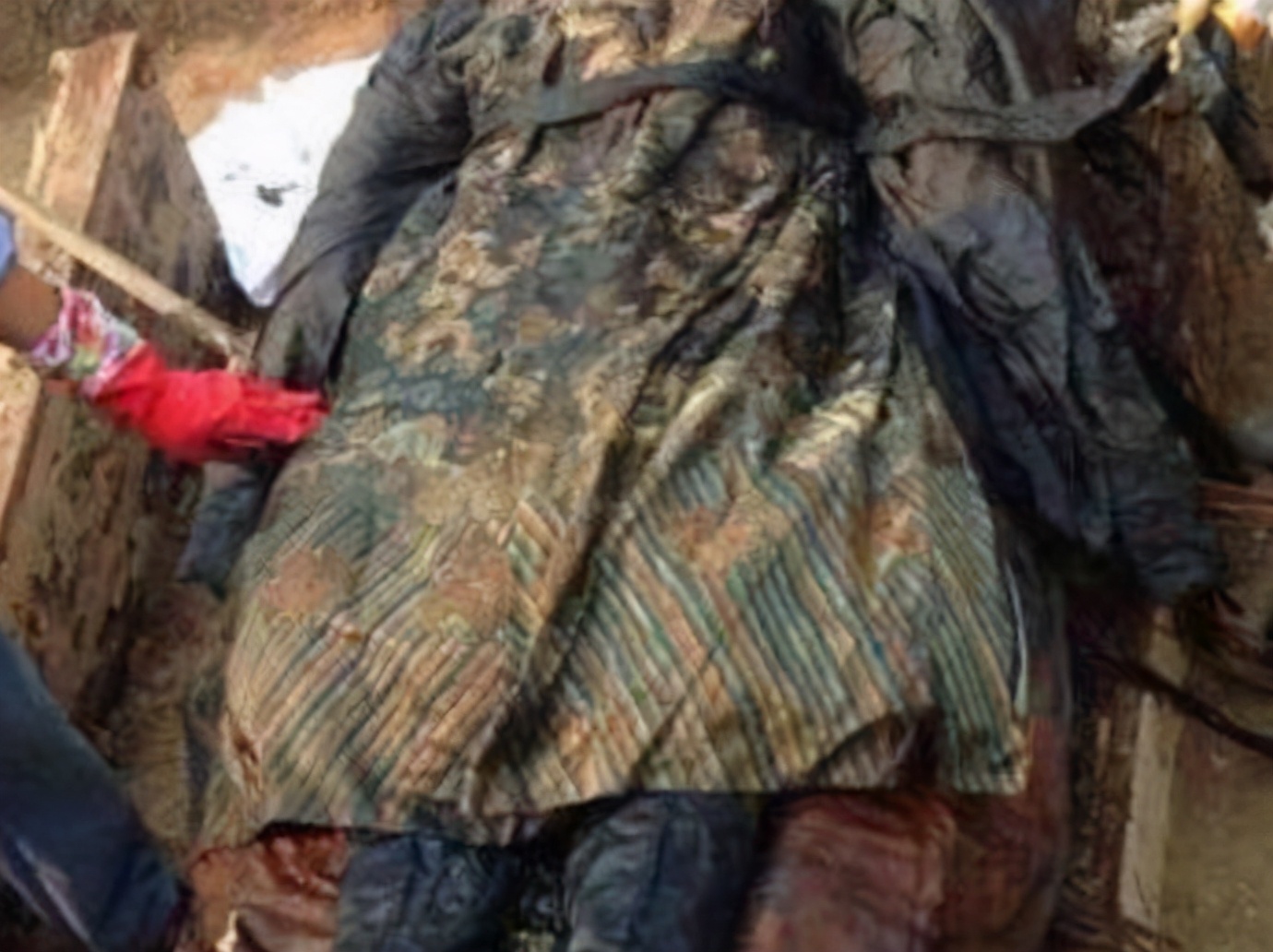 北京石景山挖出一具不腐干尸，穿着龙袍，至今身份成谜