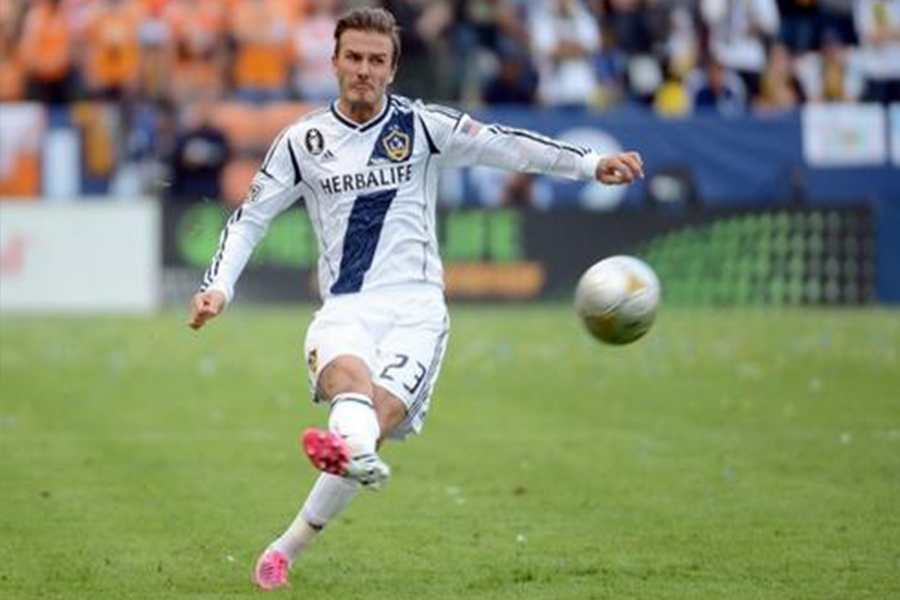 十大经典超级弧线任意球,在空中划出优美弧线