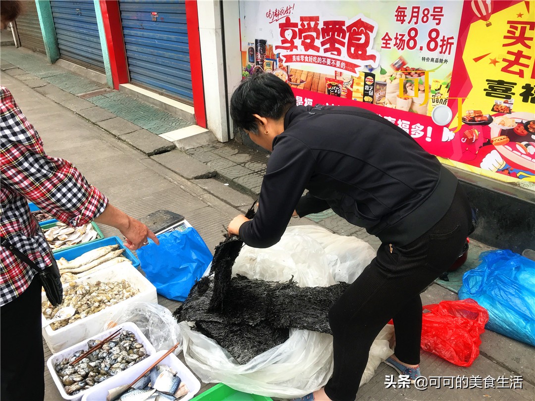 夫妻俩去菜场买菜,两口子去菜市场买鱼