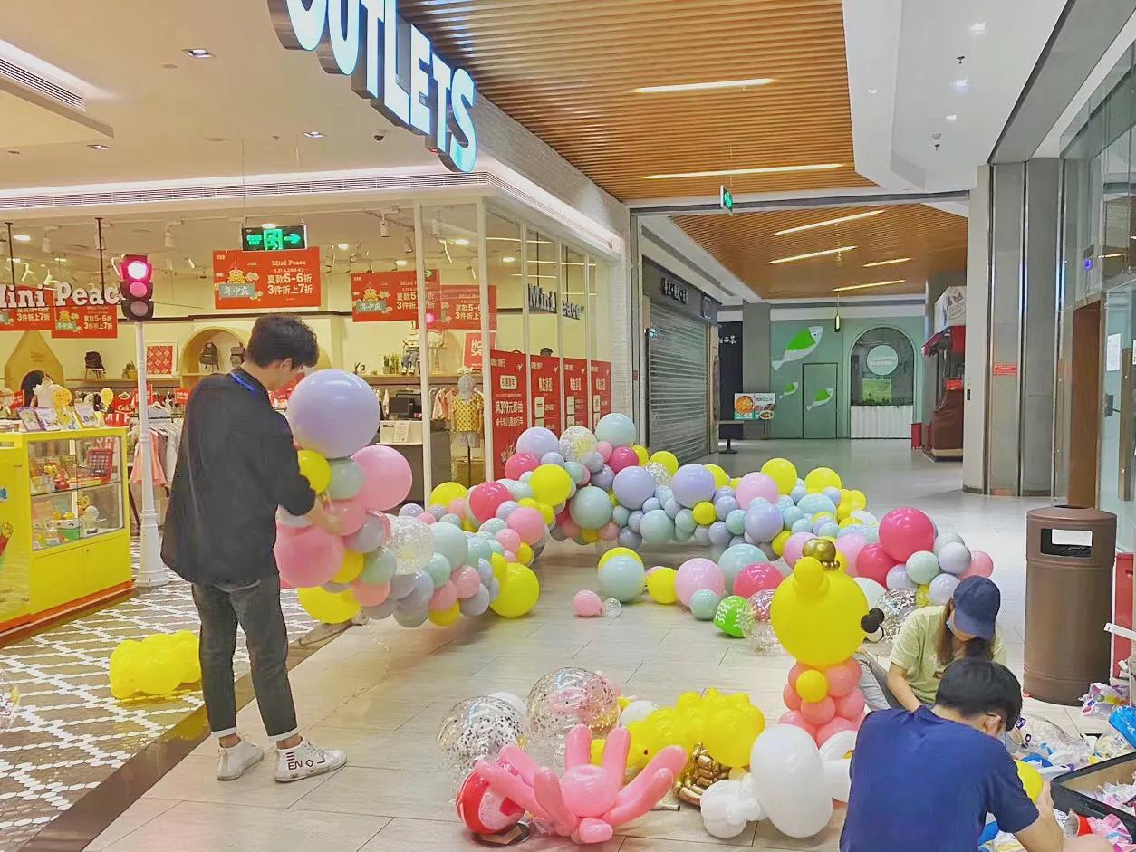 气球布置会场幼儿园拱门简单,九岁男孩儿童派对气球布置场景