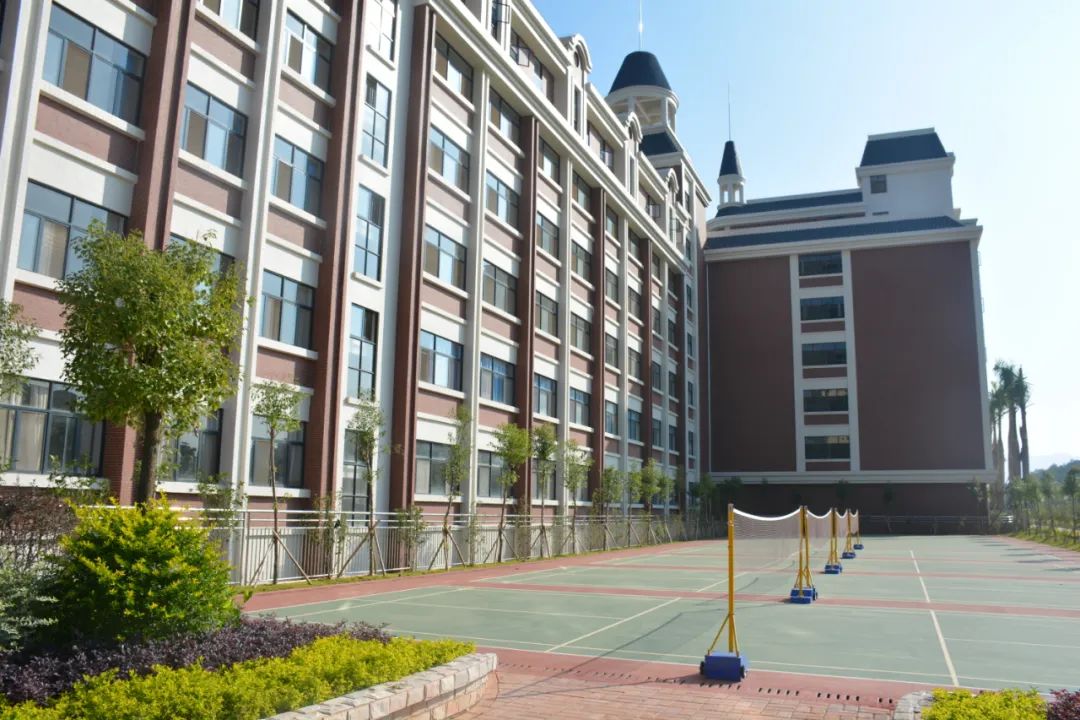华立中英文学校是不是贵族学校,华立中英文学校升学