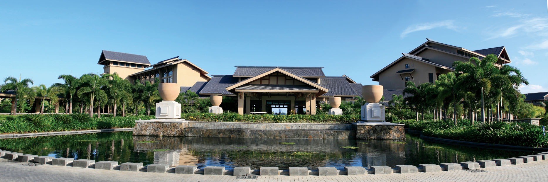 三亚希尔顿酒店多少钱一晚,三亚六月适合旅游度假吗