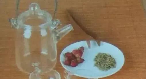 洗脸的时候水里有白色粉末,洗脸时加什么可以让脸变白