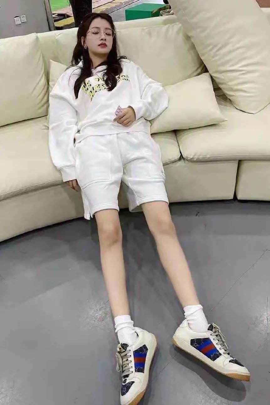 杨幂穿连体短裤时尚大片,杨幂现身粉色风衣配短裤