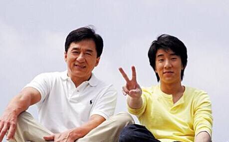 房祖名和同学说自己爸爸是成龙,房祖名在美国说爸爸是成龙