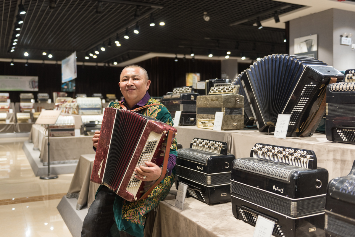 *疆新**有一座低调的手风琴之城，博物馆收藏一千多架手风琴