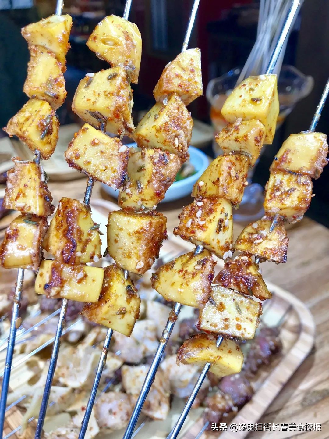 二道老厂区奇店。鹅的一切，全都炭火烤。烤鹅脖大锤抡