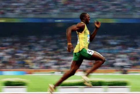 博尔特为什么肩膀晃动,博尔特左右腿不一样长是什么病