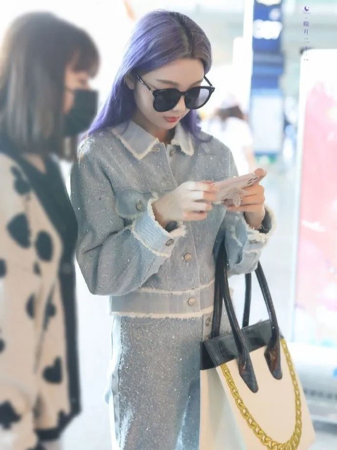 这才爆红一年就这么能“装”了？3w的包一背我都认不出来了…