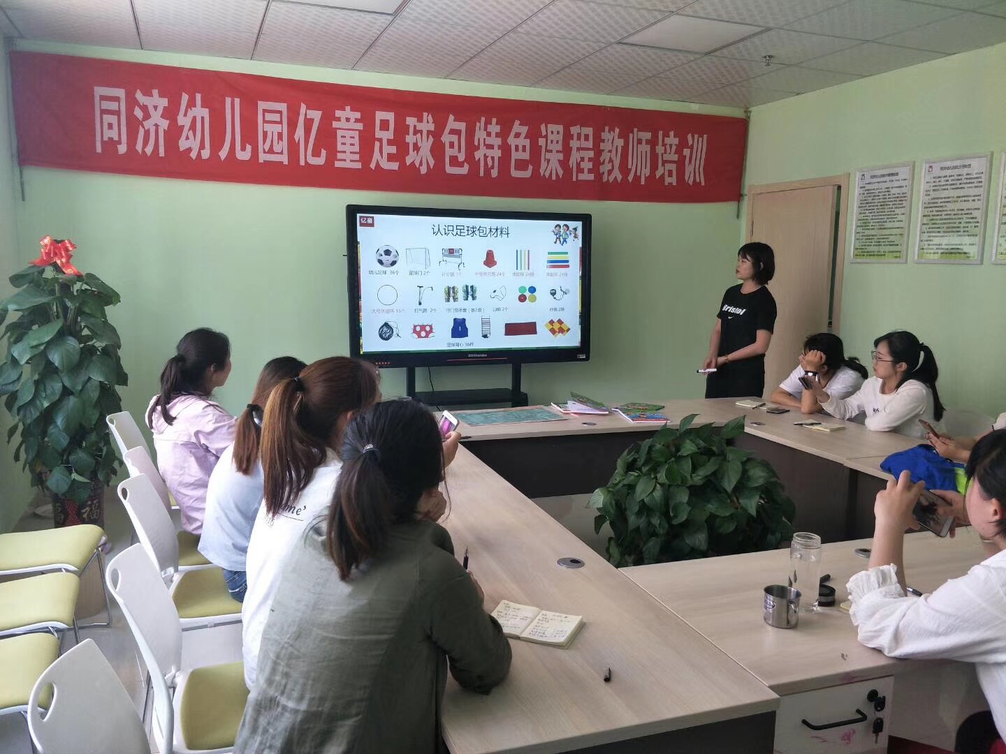 幼儿园零基础足球训练趣味游戏,适合小中大幼儿玩的足球亲子游戏