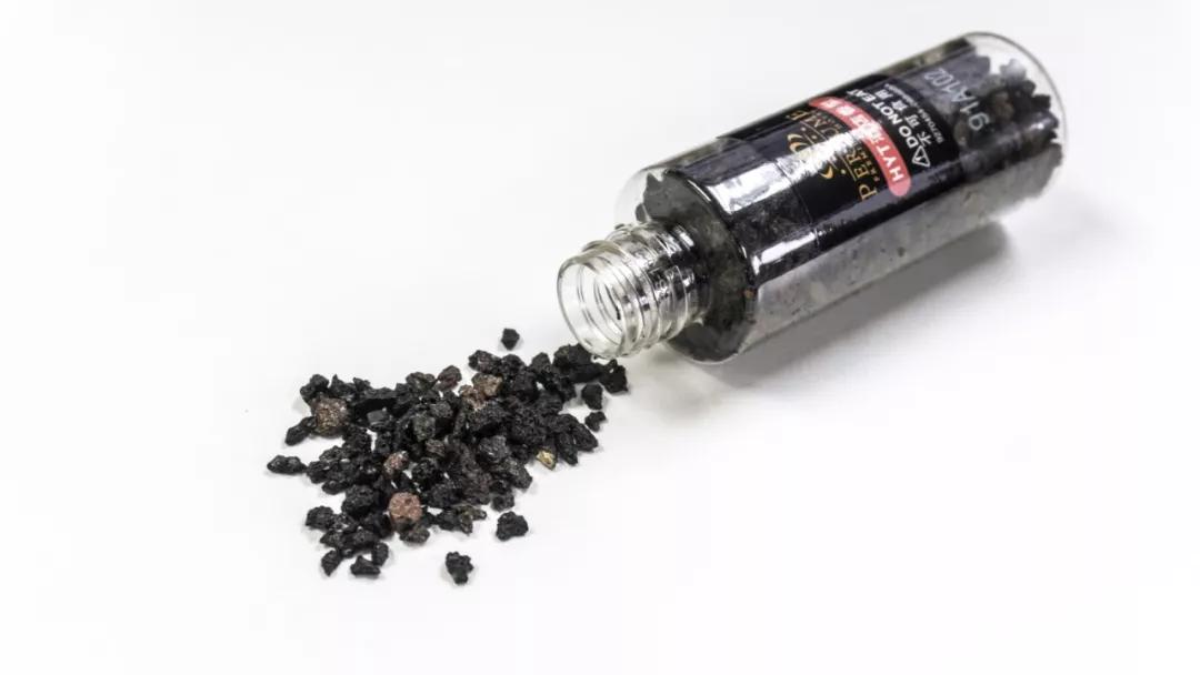 把熔岩石装进车里，散发出迷人的香气，天然健康，营造愉悦的氛围