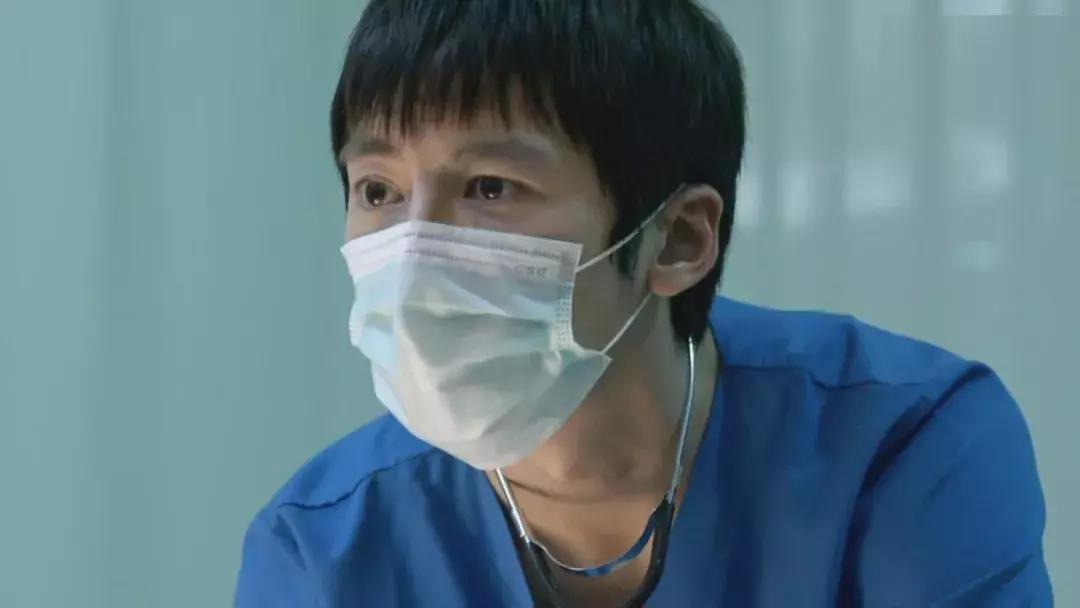 易烊千玺王俊凯摸手,易烊千玺摸王俊凯的头