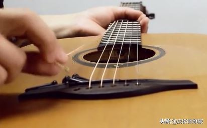 民谣吉他琴弦更换教程,民谣吉他更换琴弦详细教程
