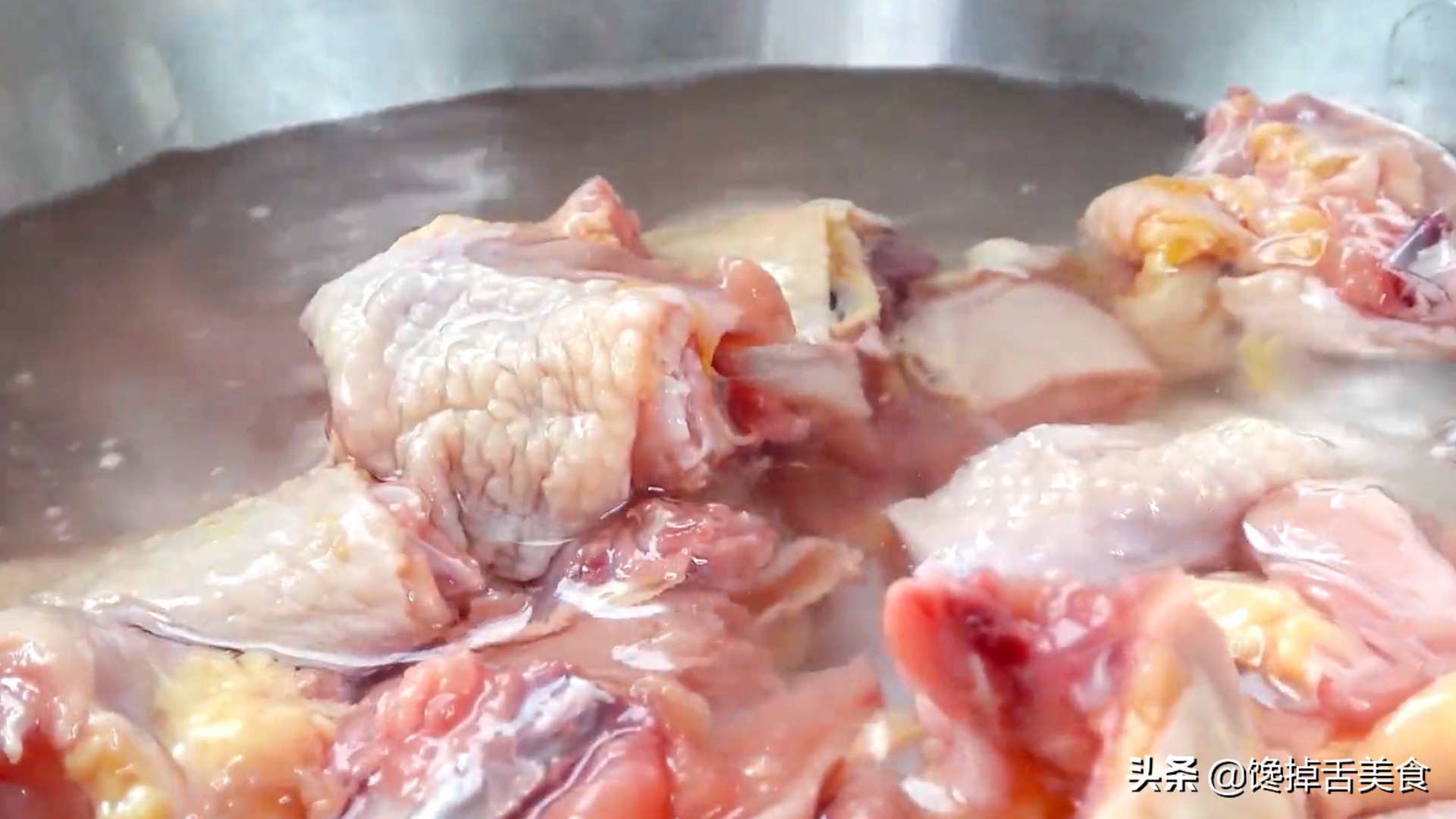 银耳汽锅鸡正宗做法,清凉炖鸡汤的做法大全