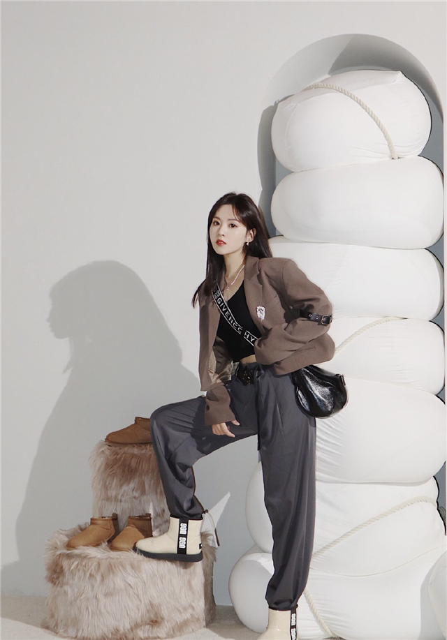 过了40岁的女人多穿些休闲装舒适,40岁适合穿哪种衣服时尚减龄大气