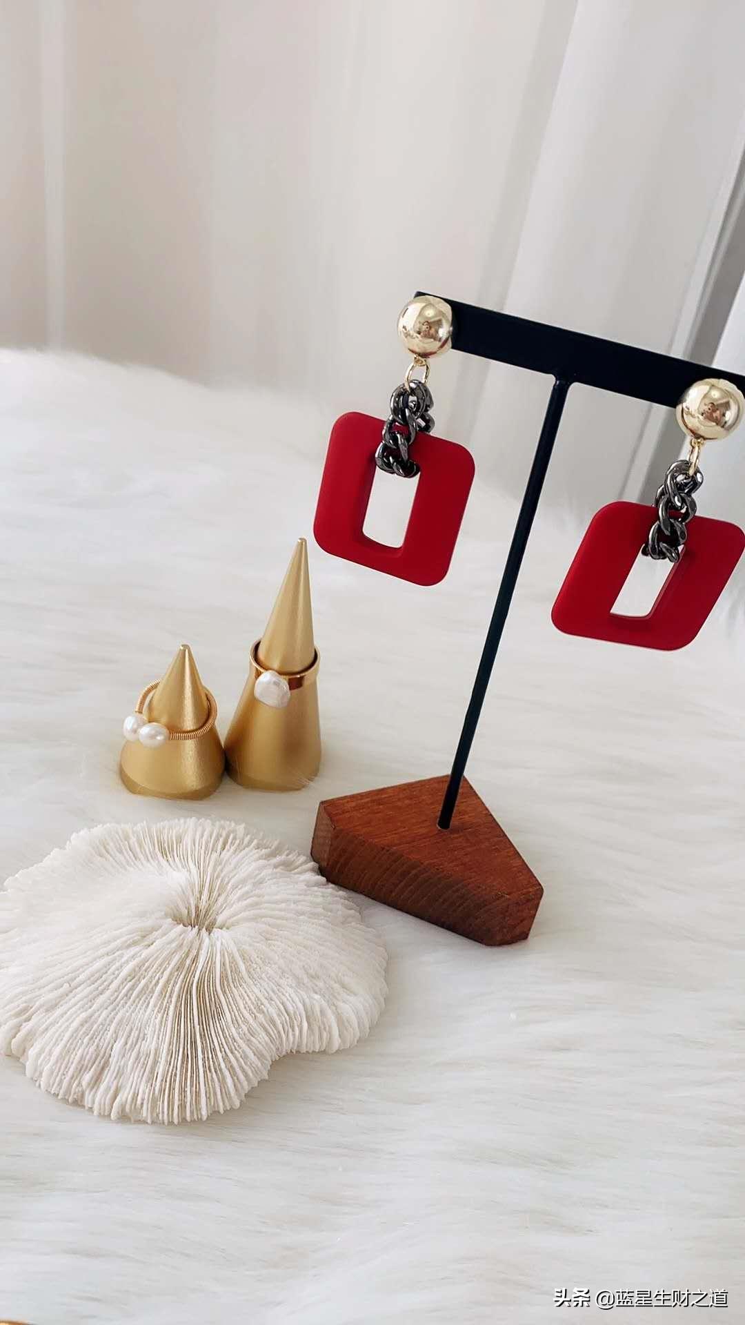 摆摊卖耳饰生意惨淡24年,摆地摊耳环卖18一对贵吗