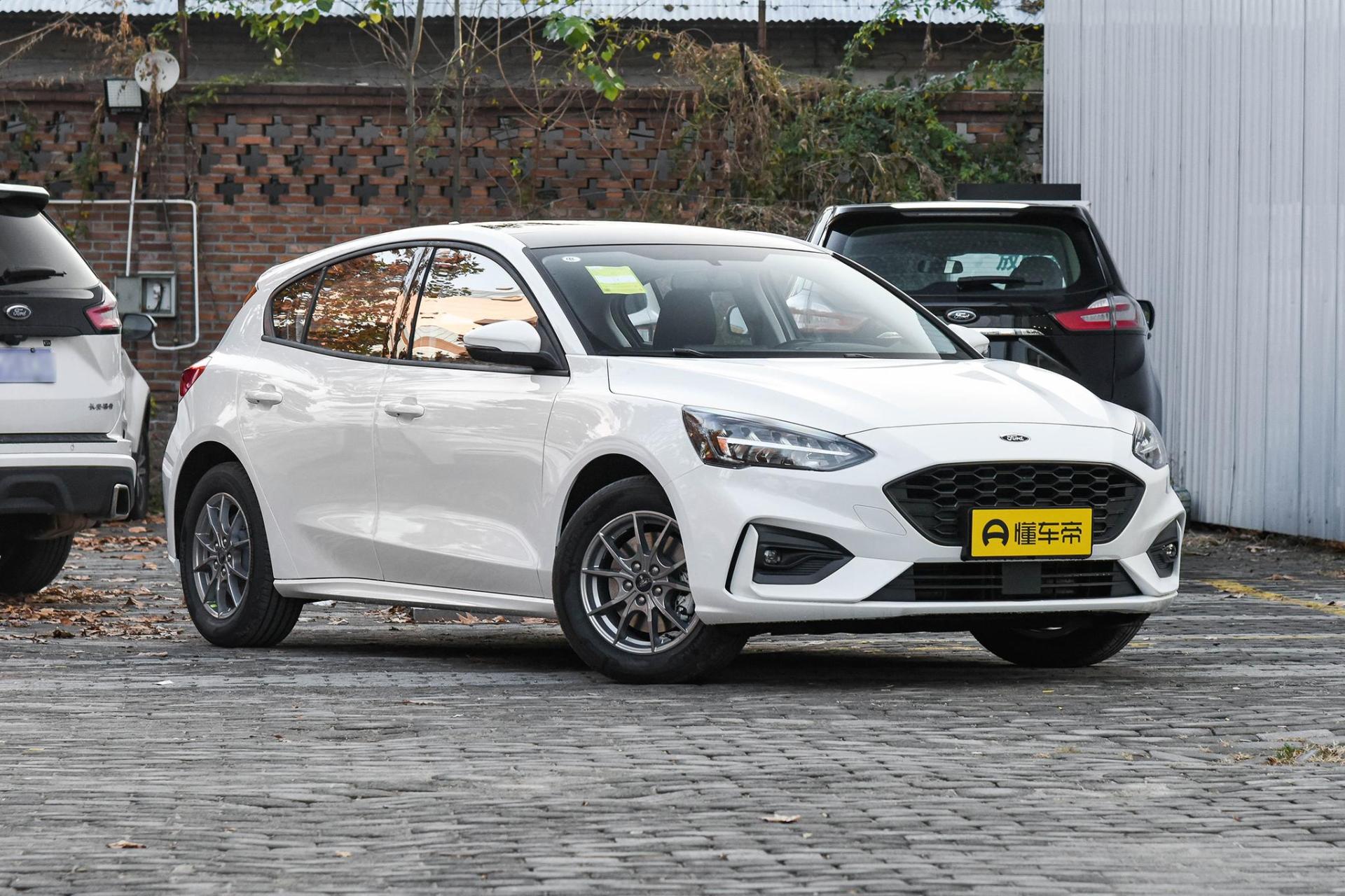 09福克斯1.8t两厢和三厢的区别,福克斯三厢买哪个版本性价比高