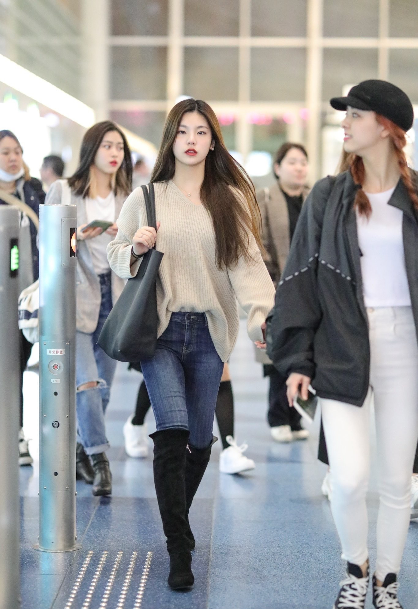 “猫系长相”黄礼志，穿印花卫衣配骑士靴，高级脸成简单穿搭亮点