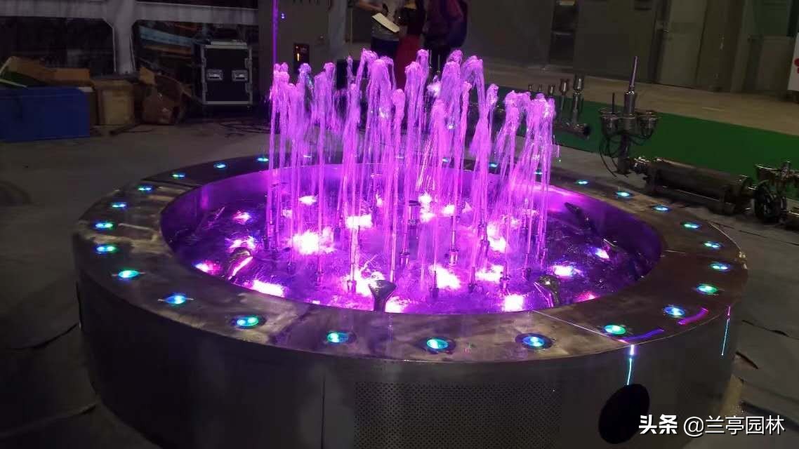 看又大又美丽的喷泉,美丽迷人的喷泉