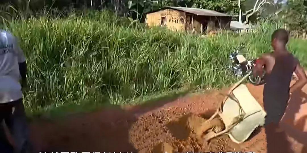 喀麦隆玩命出租车，一辆车坐17人，中国自行车也在非洲遍地开花