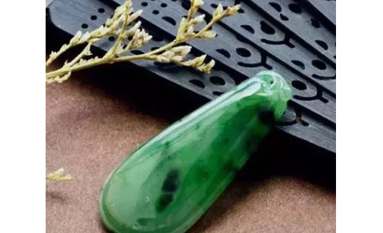 翡翠手镯里面有黑点怎么回事,翡翠手镯有黑点能买吗