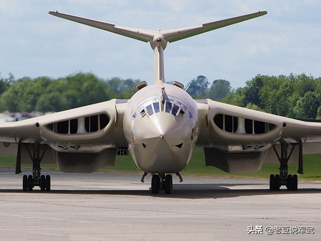 英国轰炸机v型,英国3v轰炸机