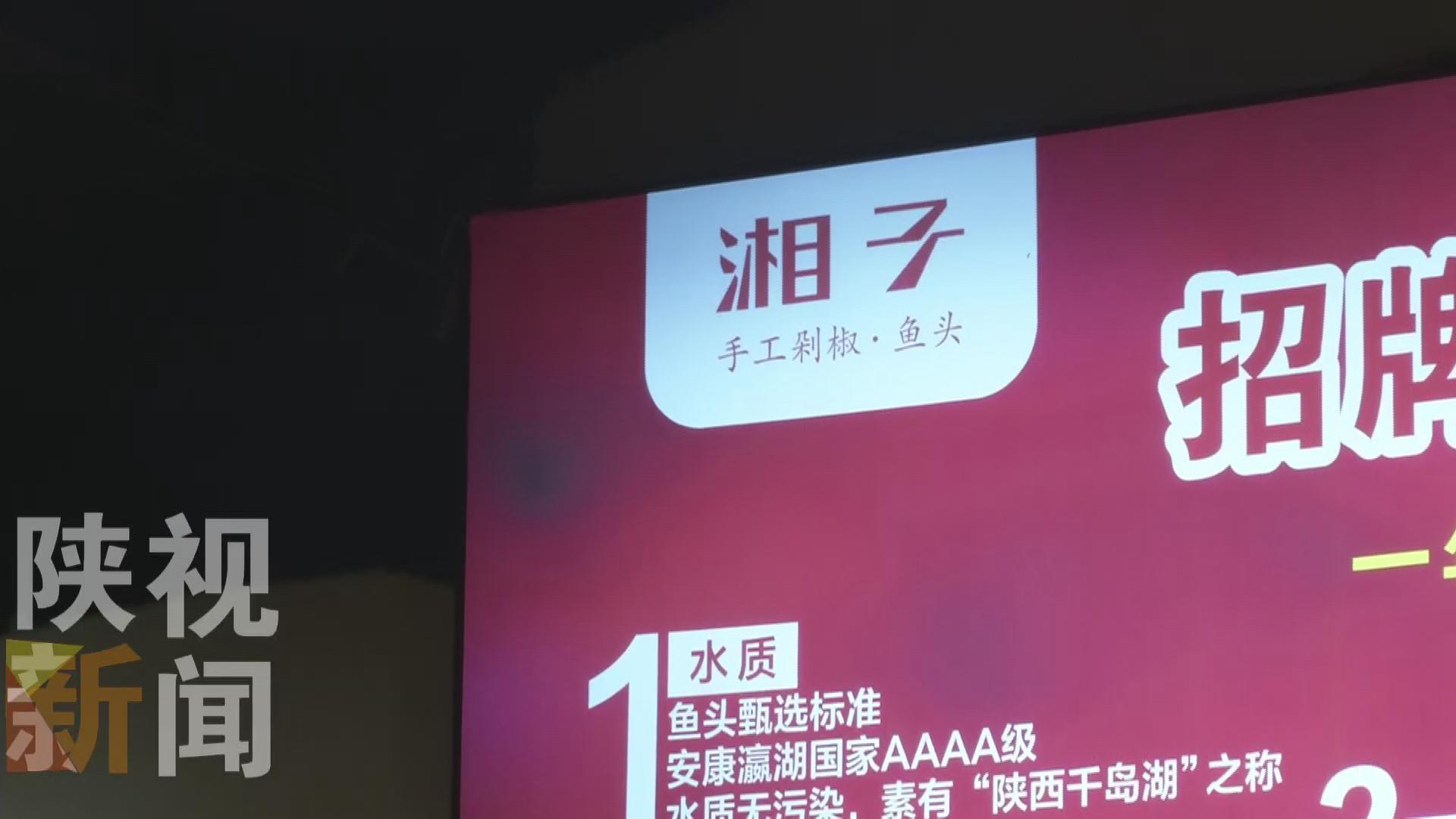 恶心到吐！西安一女士点外卖快吃完时才发现米饭内粘有不明弯曲毛发……