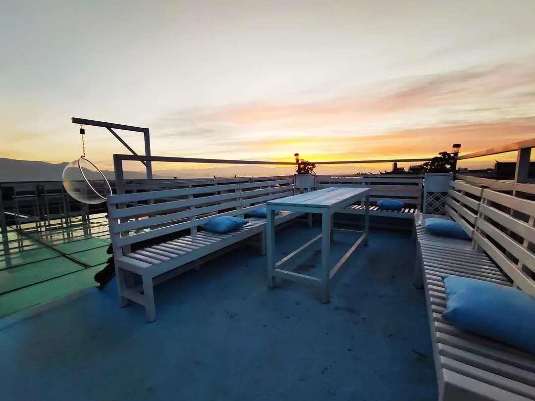 大理客栈月租百元，散步、读书、摆摊